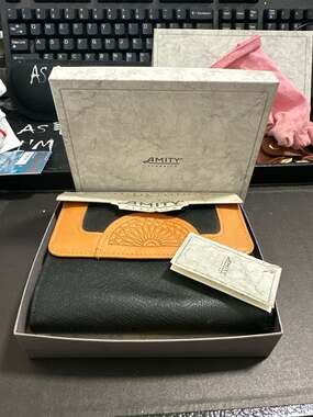 Vintage Amity Classics Two-Tone Black & Tan Leather Clutch Wallet with Embossed